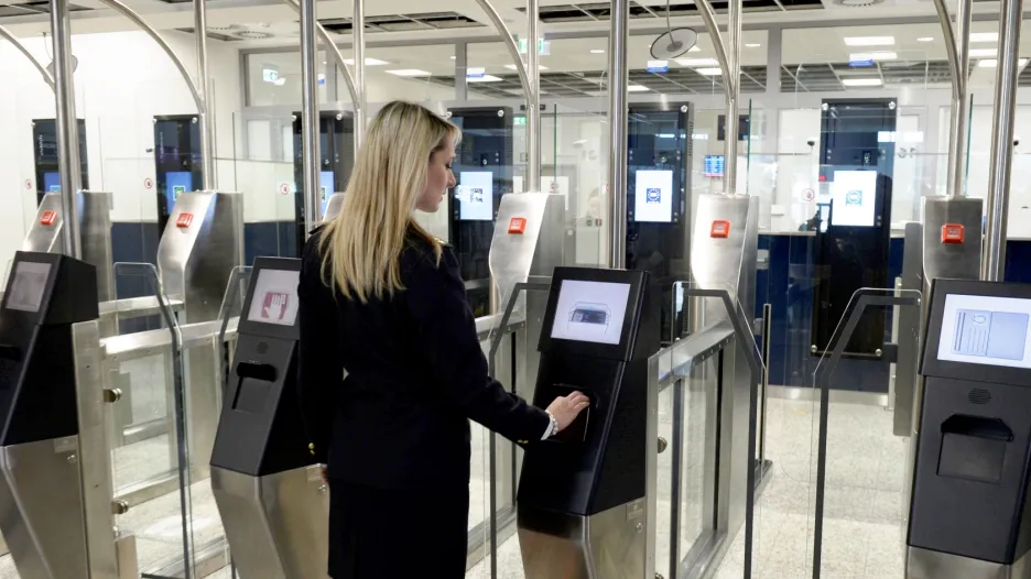 Kontrola dokladů automatickou bránou