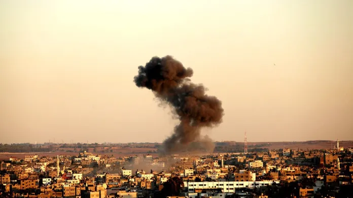 Dým v Gaze po leteckých útocích Izraele