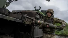 Ukrajinský voják s dělostřeleckým granátem