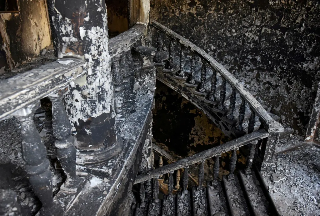 Vnitřek vyhořelého mariupolského divadla. Rusové ho zasáhli v době, kdy se v něm skrývalo na šest set civilistů včetně dětí