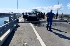 Poškození Krymského mostu je komplikací pro ruská vojska. Je klíčovou zásobovací trasou