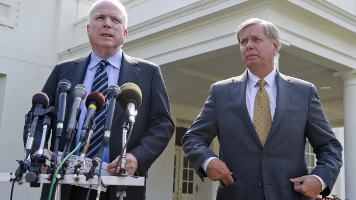 Američtí senátoři John McCain a Lindsey Graham
