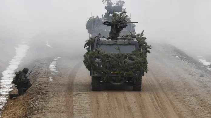 Čeští a litevští vojáci trénují ve vojenském prostoru Pabrade