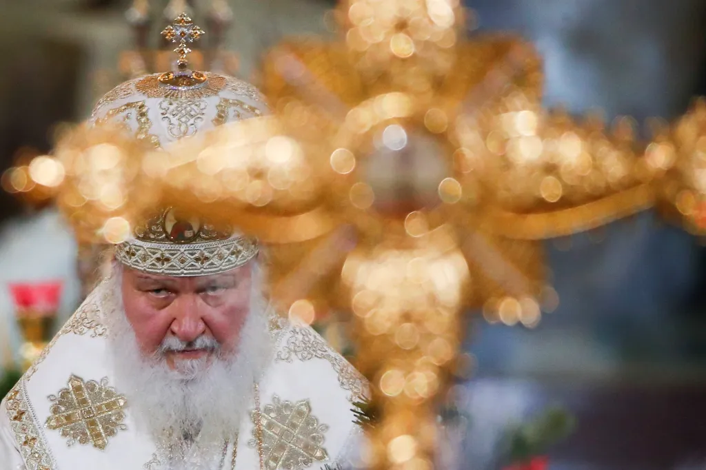 Moskevský patriarcha Kirill (nejvyšší představitel Ruské pravoslavné církve) vede vánoční bohoslužbu v katedrále Krista Spasitele