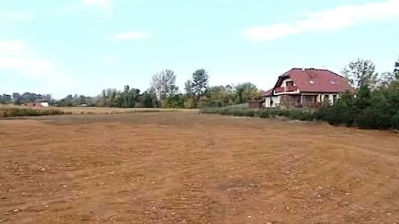 Majitelé pozemků v pardubické ulici Na Haldě začali stavět bez potřebného povolení.