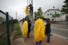 Boj o žluté stužky v Katalánsku. Odpůrci separatistů povolali uklízecí čety