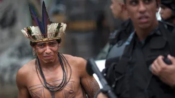 Brazilská policie odvádí indiánského squattera