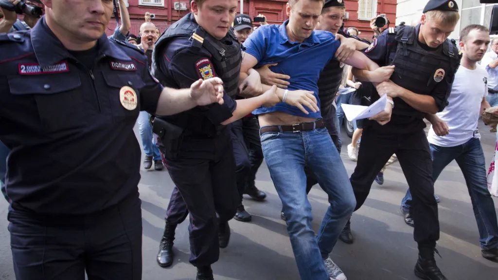 Policisté odvádějí Alexeje Navalného
