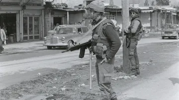 Izraelský voják se dívá na ulici na předměstí libanonského Tyru během stahování vojsk. Fotografie vyfocena 28. února 1985