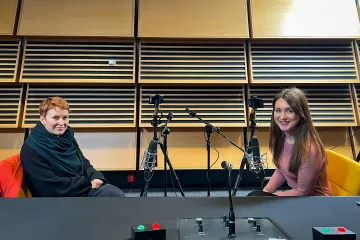 Investigativní novinář není muž v baloňáku, většina práce se odehrává u počítače, říká Holcová