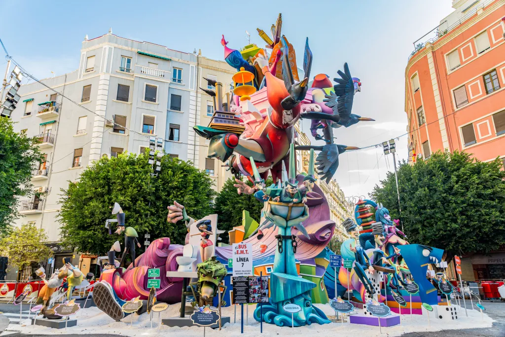 Las Fallas vhání do ulic Valencie radost každý rok od 15. do 19. března a přípravy trvají celý rok. Letošní ročník byl z obav před šířením onemocnění covid-19 přesunutý na datum 1. až 5. září