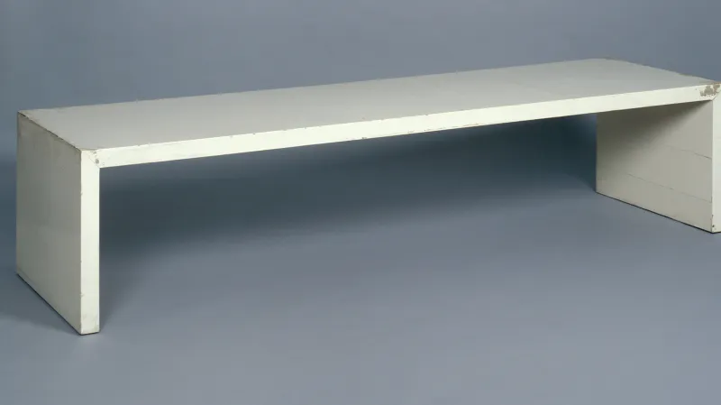Lavice z bíle lakovaného dřeva (Ludwig Mies van der Rohe, 1930)