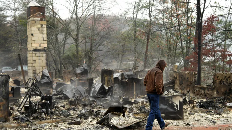 Obyvatel Pigeon Forge u zbytků svého domu