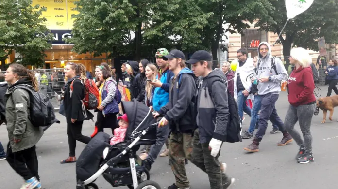 Stovky lidí se v Praze zapojily do průvodu za legalizaci konopí