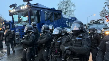 Policisté během jedné z největších policejních akcí v dějinách spolkové země Hesensko