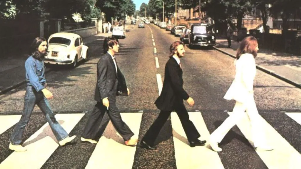 Beatles přecházejí přes Abbey Road