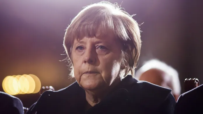 Angela Merkelová při posledním rozloučení s Weizsäckerem