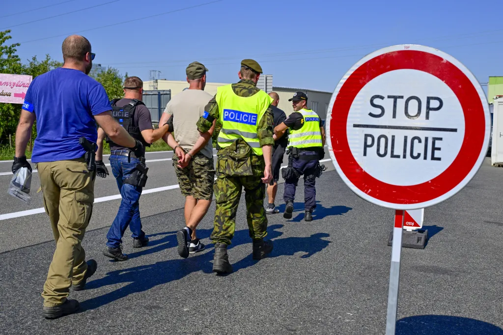 Policisté odvádějí zadržené v rámci cvičení znovuzavedení ochrany státní hranice se Slovenskem
