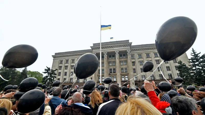 Oběti z Oděsy připomněly vypuštěné černé balonky