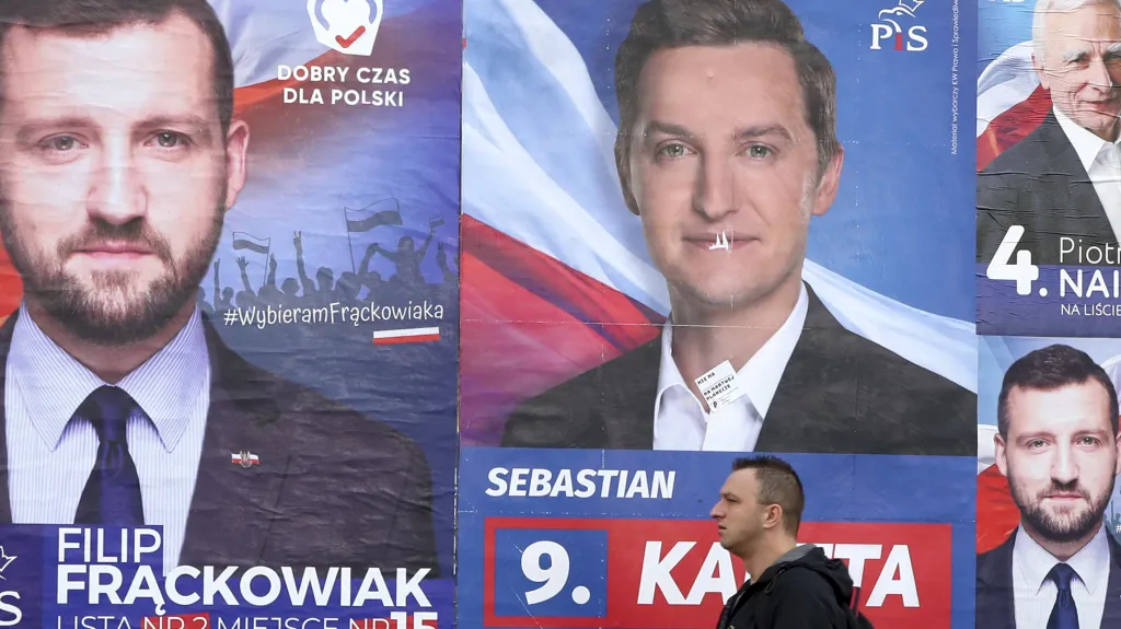 Předvolební plakáty vládní strany Právo a spravedlnost (PiS)