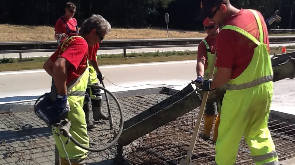 Poničené panely nahradí nový beton