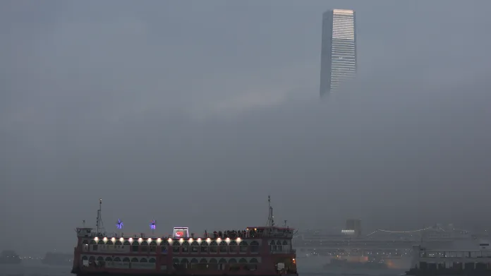 Budova ICC nad hongkongskou mlhou