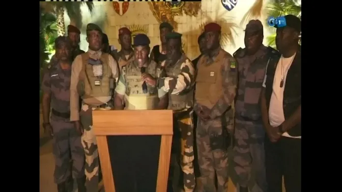 Gabonští vojáci oznámili, že se chopili moci, v televizi