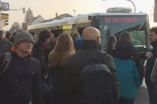 V Horních Počernicích vykolejil vlak, provoz do centra Prahy stál přes devět hodin