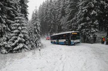 Na Karlovarsku sjel ze silnice autobus s dětmi. Ledovka komplikuje dopravu