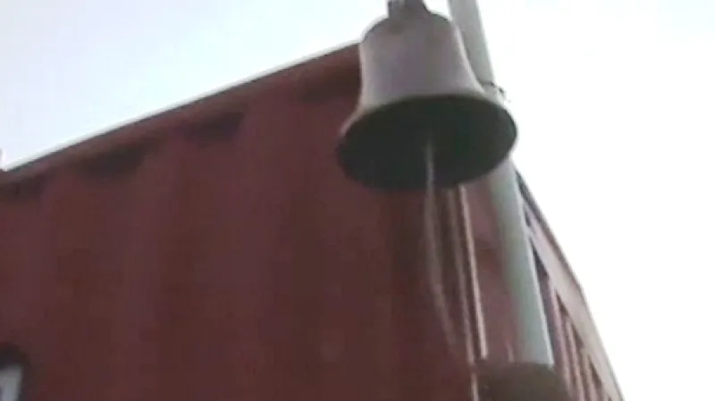 Zvon oznamuje proražení tunelu k chilským horníkům