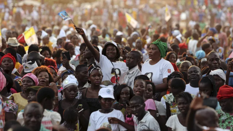 Davy vítají papeže Františka před katedrálou v Bangui