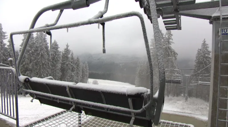 Bublava v Krušných horách na lyžaře zatím čeká