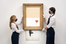 Napůl skartovaný Banksyho obraz se na aukci prodal za více než půl miliardy korun