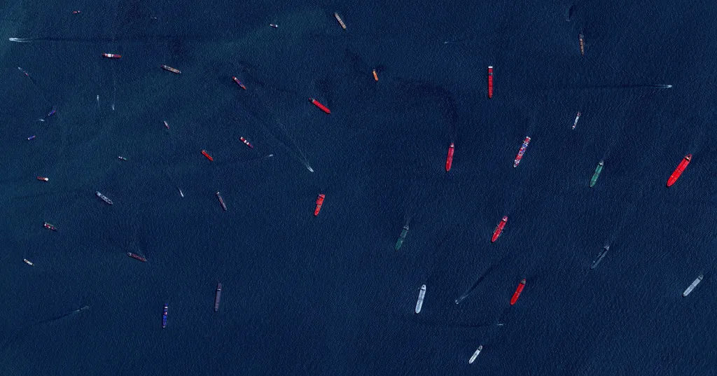 Nákladní lodě a cisterny před vjezdem do přístavu Singapur. Co do přepravované hmotnosti jde o druhý největší přístav světa. Překládá se zde pětina všech světových nákladních kontejnerů a polovina světových dodávek ropy.