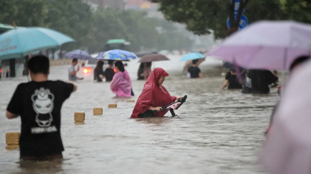 Povodně v čínském Čeng-čou