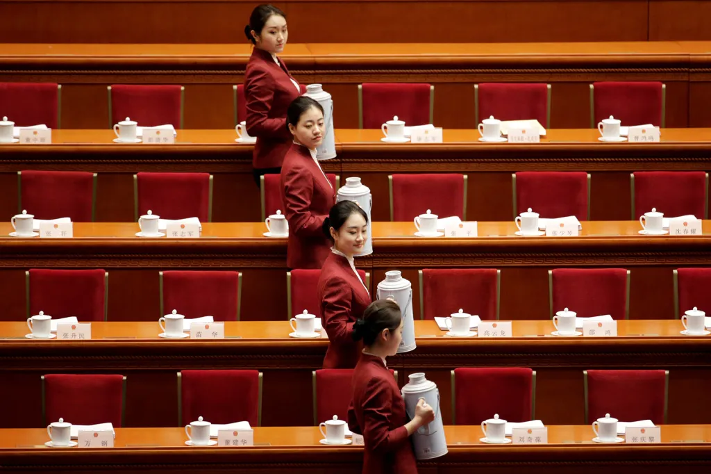 Servírky podávají čaj před zahájením zasedání Národního lidového kongresu ve Velké síni lidu v Pekingu