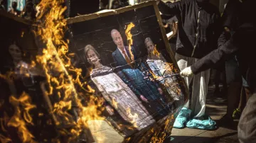 Protestující pálili fotografii královské rodiny