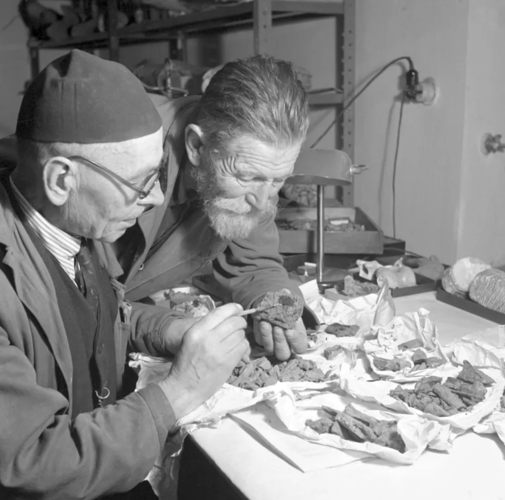 Během objevu jeskyně došlo i k mnoha objevům z prehistorie. Archeolog profesor Jaroslav Petrbok a preparátor Josef Faldyna si prohlížejí nové nálezy z jeskyně na Kobyle, bývalého sídliště pračlověka