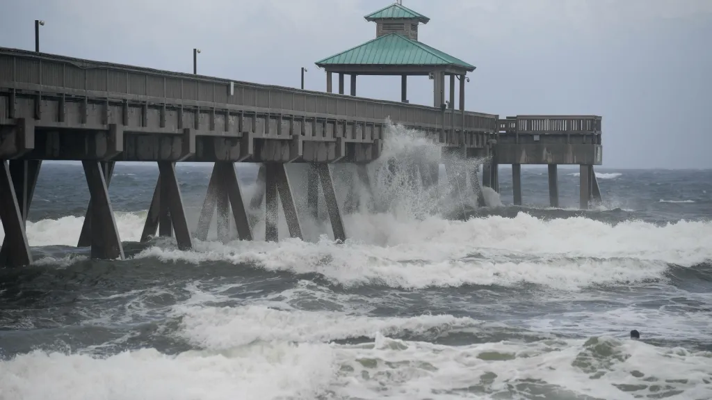 Na východní pobřeží Floridy udeřila bouře Isaias