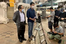 V Hongkongu stíhají exposlance, kteří v parlamentu protestovali páchnoucí tekutinou