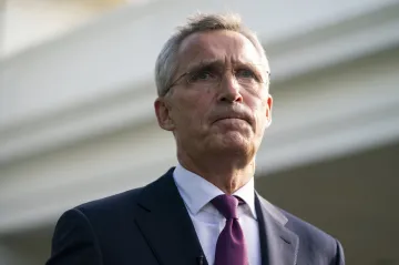 Čína nesdílí naše hodnoty, řekl Stoltenberg. Biden chce o přístupu k Pekingu jednat v Bruselu