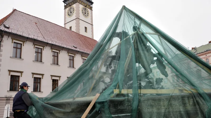 Barokní kašny v Olomouci se kvůli Silvestru zahalily do sítí