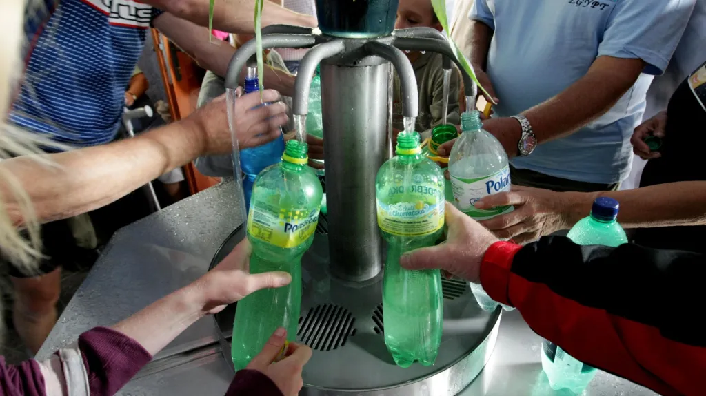 Stáčení vody v prameníku