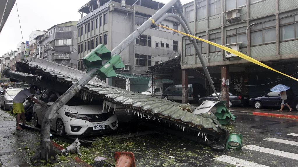 Následky tajfunu v hlavním městě Tchaj-peji