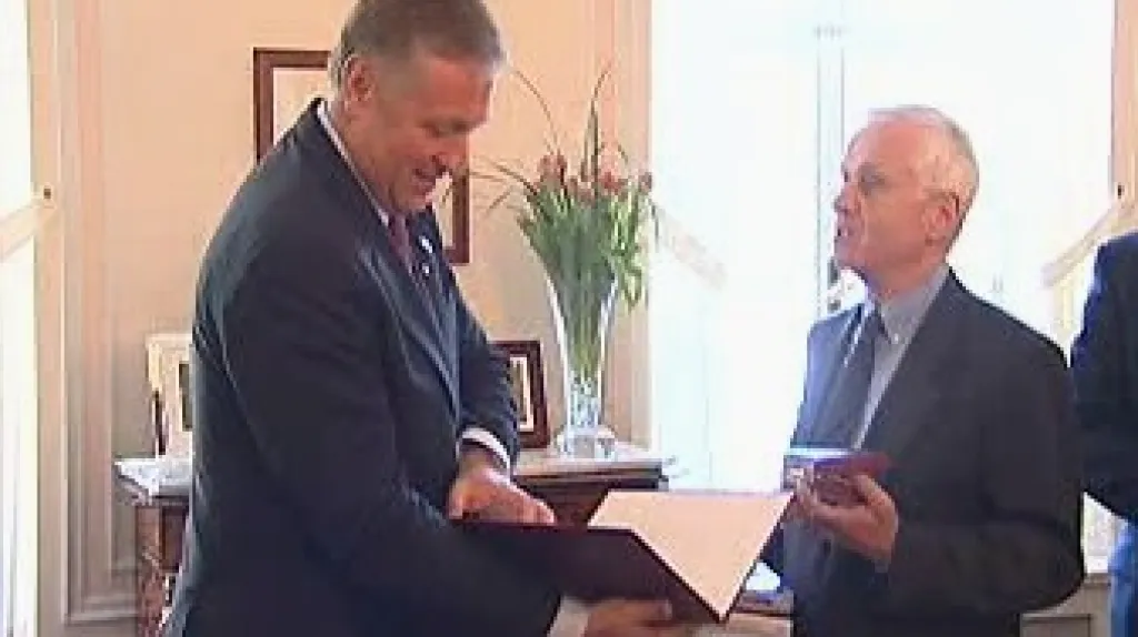 Premiér Topolánek ocenil bratry Mašíny