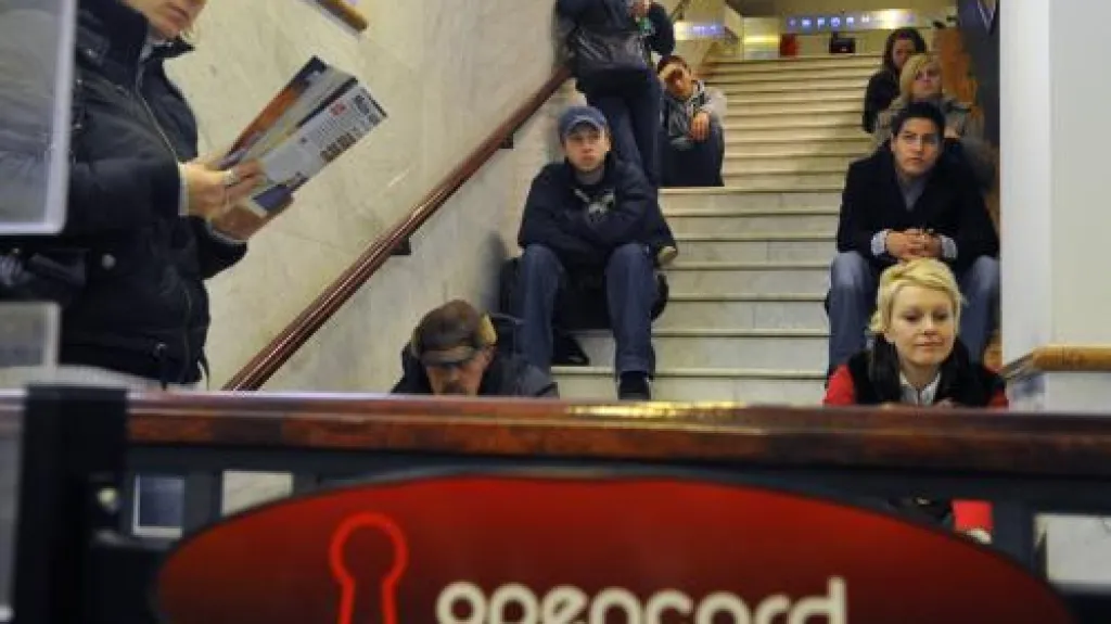Lidé čekají na Opencard