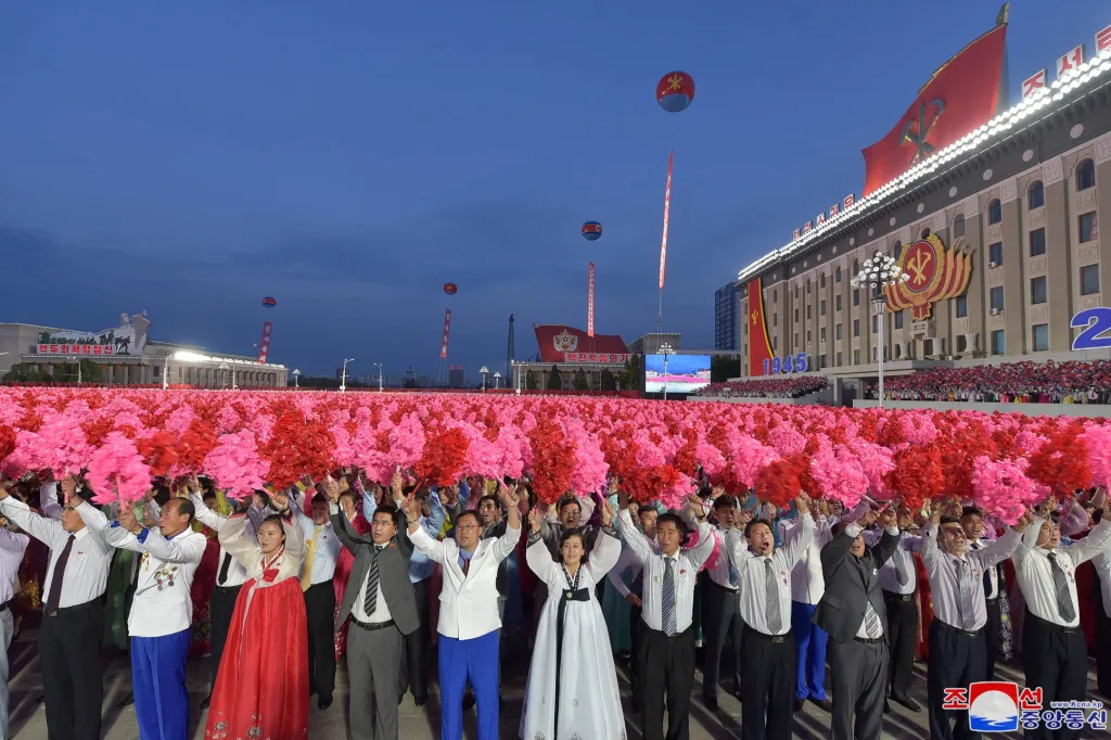 Severní Korea uspořádala na Kim Ir-senově náměstí v Pchjongjangu oslavy 75. výročí založení vládnoucí Korejské strany pracujících