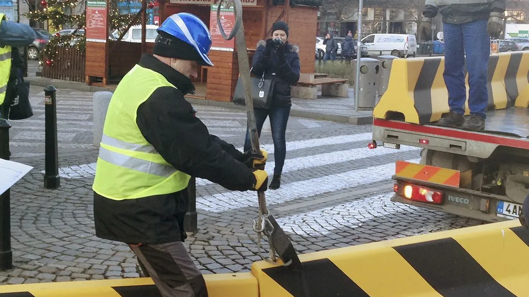 Praha umístila betonové zábrany u trhu na náměstí Republiky