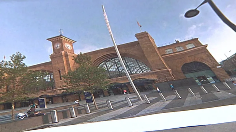 Fotografie bezpečnostních zábran před nádražím King's Cross