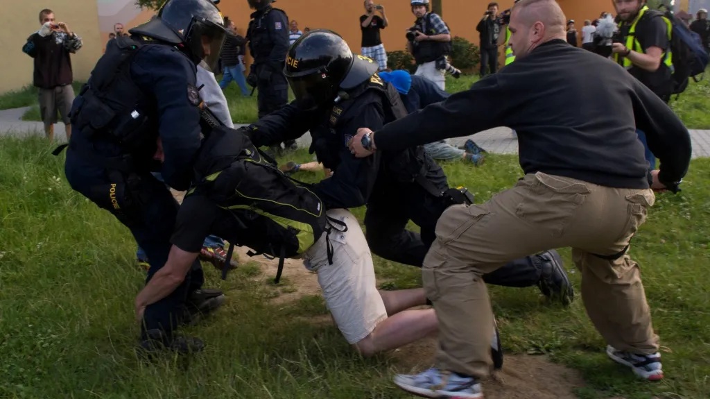 Policie zasahuje proti demonstrantům na sídlišti Máj